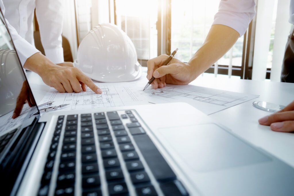 2 hænder der planlægger en renovering
